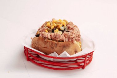 Peynir, sosis, zeytin, biber ve Mısır ile pişmiş kumpir patates dolması