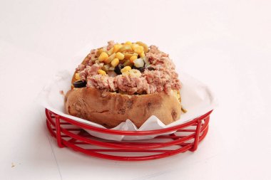 Peynir, sosis, zeytin, biber ve Mısır ile pişmiş kumpir patates dolması