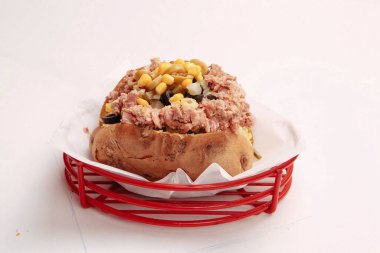 Peynir, sosis, zeytin, biber ve Mısır ile pişmiş kumpir patates dolması