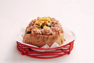 Peynir, sosis, zeytin, biber ve Mısır ile pişmiş kumpir patates dolması