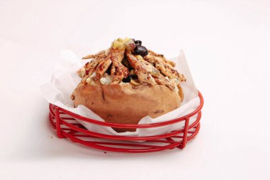 Peynir, sosis, zeytin, biber ve Mısır ile pişmiş kumpir patates dolması