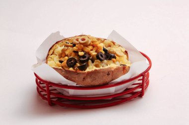 Peynir, sosis, zeytin, biber ve Mısır ile pişmiş kumpir patates dolması