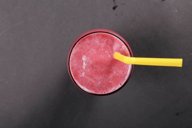 Lokantadaki masada alkol kokteyli.