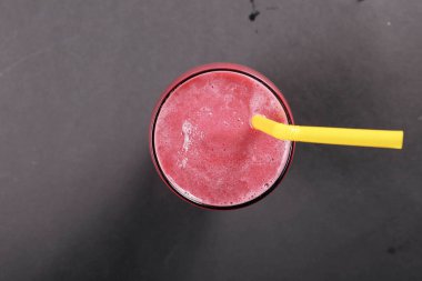 Lokantadaki masada alkol kokteyli.