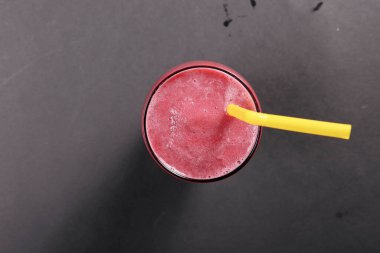 Lokantadaki masada alkol kokteyli.