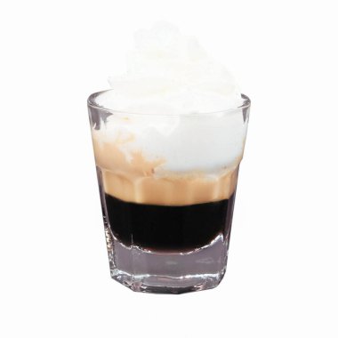 Lokantadaki masada alkol kokteyli.