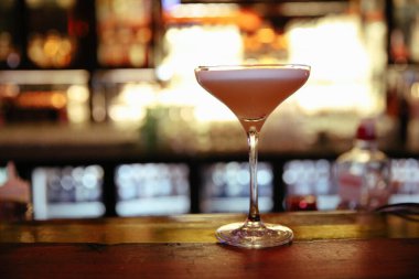 Lokantadaki masada alkol kokteyli.