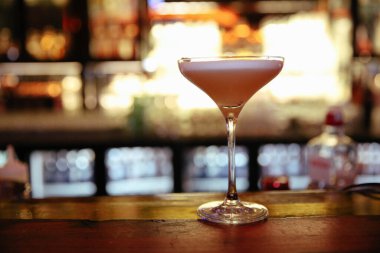 Lokantadaki masada alkol kokteyli.