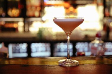 Lokantadaki masada alkol kokteyli.