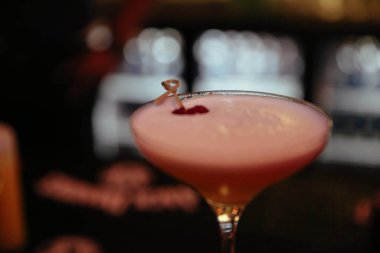 Lokantadaki masada alkol kokteyli.