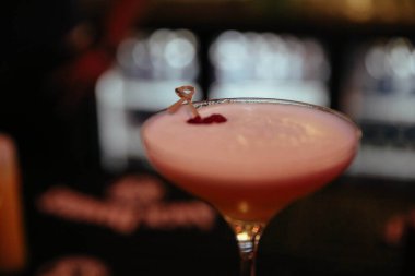 Lokantadaki masada alkol kokteyli.