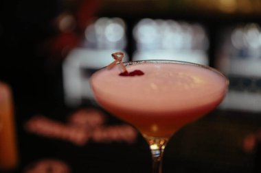 Lokantadaki masada alkol kokteyli.