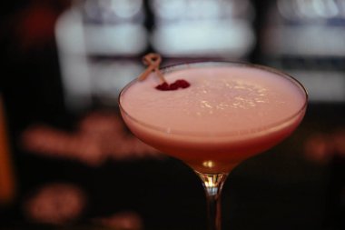 Lokantadaki masada alkol kokteyli.