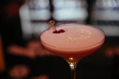 Lokantadaki masada alkol kokteyli.