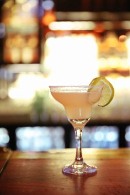 Lokantadaki masada alkol kokteyli.