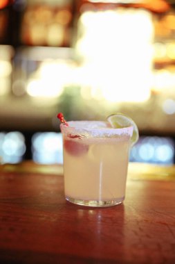 Lokantadaki masada alkol kokteyli.