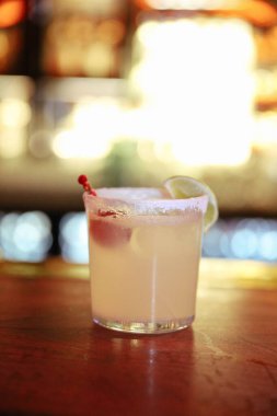 Lokantadaki masada alkol kokteyli.