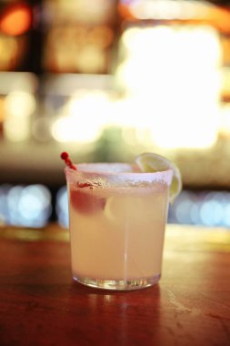 Lokantadaki masada alkol kokteyli.