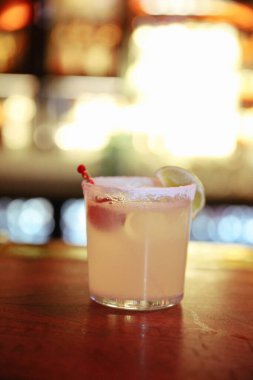 Lokantadaki masada alkol kokteyli.