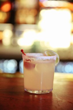 Lokantadaki masada alkol kokteyli.