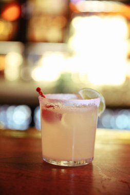 Lokantadaki masada alkol kokteyli.