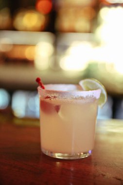 Lokantadaki masada alkol kokteyli.
