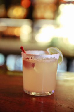 Lokantadaki masada alkol kokteyli.
