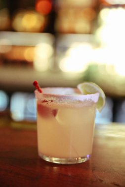 Lokantadaki masada alkol kokteyli.