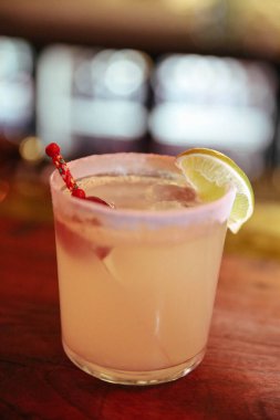 Lokantadaki masada alkol kokteyli.