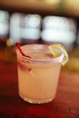 Lokantadaki masada alkol kokteyli.