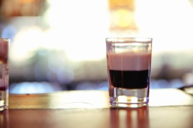 Lokantadaki masada alkol kokteyli.