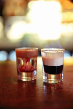 Lokantadaki masada alkol kokteyli.