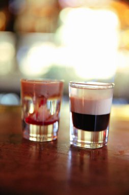 Lokantadaki masada alkol kokteyli.