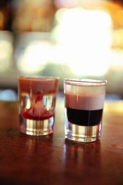 Lokantadaki masada alkol kokteyli.