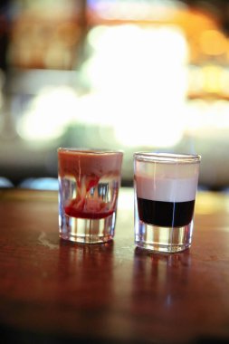 Lokantadaki masada alkol kokteyli.