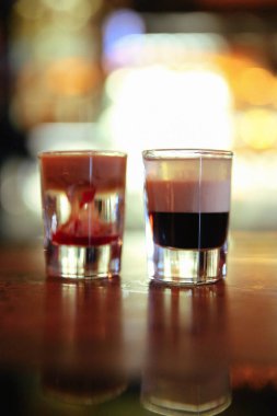 Lokantadaki masada alkol kokteyli.