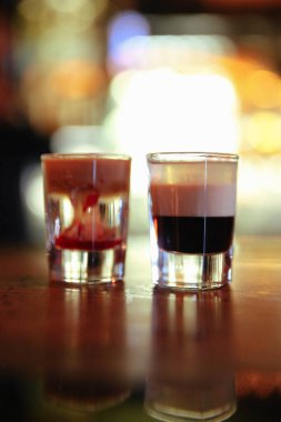 Lokantadaki masada alkol kokteyli.