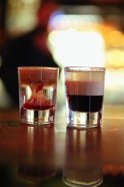 Lokantadaki masada alkol kokteyli.