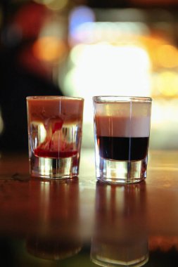 Lokantadaki masada alkol kokteyli.