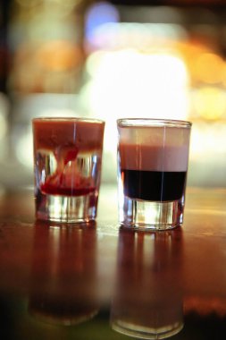 Lokantadaki masada alkol kokteyli.