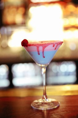 Lokantadaki masada alkol kokteyli.