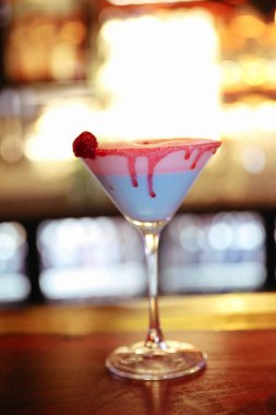 Lokantadaki masada alkol kokteyli.