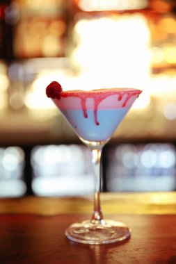 Lokantadaki masada alkol kokteyli.