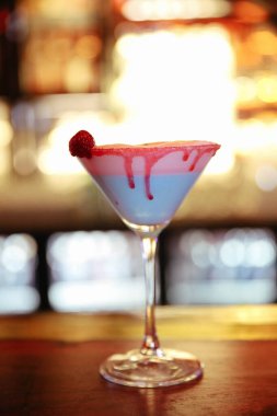 Lokantadaki masada alkol kokteyli.