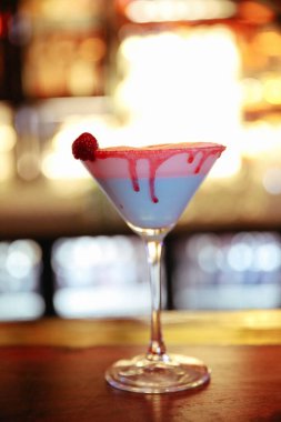 Lokantadaki masada alkol kokteyli.
