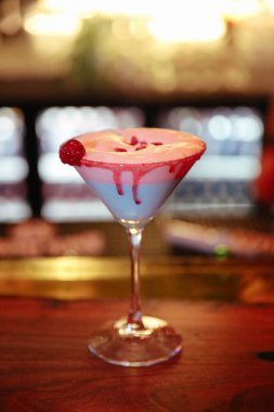 Lokantadaki masada alkol kokteyli.