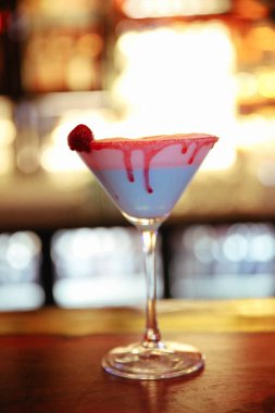 Lokantadaki masada alkol kokteyli.