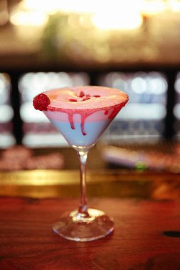 Lokantadaki masada alkol kokteyli.