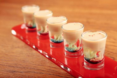 Lokantadaki masada alkol kokteyli.