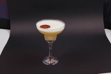 Lokantadaki masada alkol kokteyli.